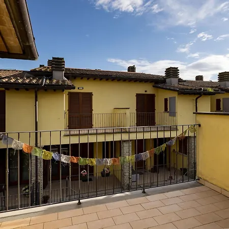 The Traveller's With Balconies And Garden! *