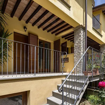 The Traveller's With Balconies And Garden! * Chiassa Superiore