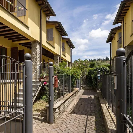 The Traveller's With Balconies And Garden!